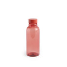 De Hay Miz Waterfles Rood 540 ml van Hay is een doorschijnende rode fles met een rode schroefdop en slanke vorm, afgebeeld tegen een effen witte achtergrond.