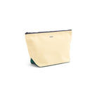 Het Hay Multi Opbergzakje Geel M van het merk Hay heeft een Scandinavisch design, een beige kleur met geel en een donkergroene basis, en een rits aan de bovenkant. Het zakje is te zien tegen een witte achtergrond.