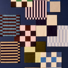 Patroon Papieren Servetten Off-white Blauw Ruit 33/33 van Hay is gerangschikt op een donkerblauwe achtergrond. De vierkante servetten hebben een blauw geruit patroon op een gebroken witte ondergrond.