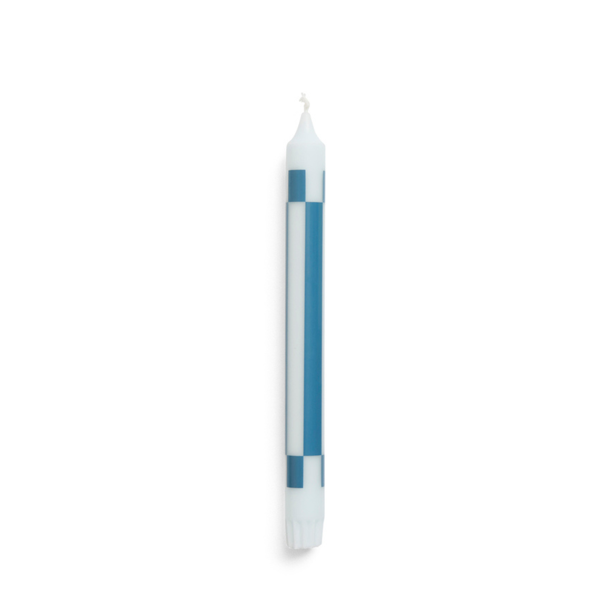 De Hay Patroon Kaars Lichtblauw Blauw van Hay, met horizontale en verticale lichtblauwe strepen, staat rechtop tegen een effen witte achtergrond en is ideaal als decoratief interieuraccent.