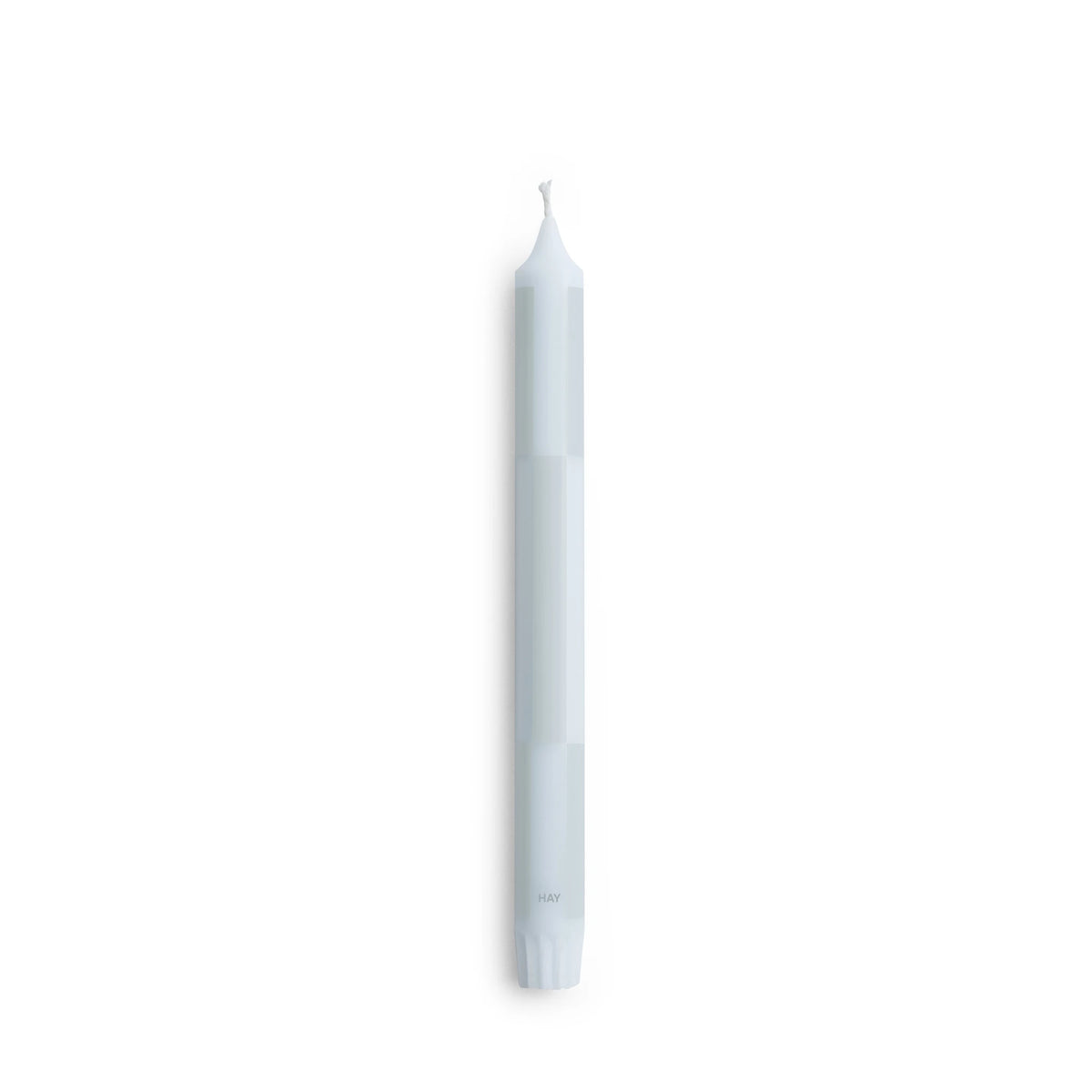 De Hay Patroon Kaars Lichtblauw Check van Hay is een slanke lichtblauwe dinerkaars met een subtiel geruit patroon, rechtopstaand tegen een effen witte achtergrond.