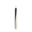 De Hay Patroon Kaars Off-White Blauwe Swirl van Hay is een slanke, crèmewitte dinerkaars met een blauwe spiraal die rond de kaars loopt, rechtopstaand tegen een effen witte achtergrond.