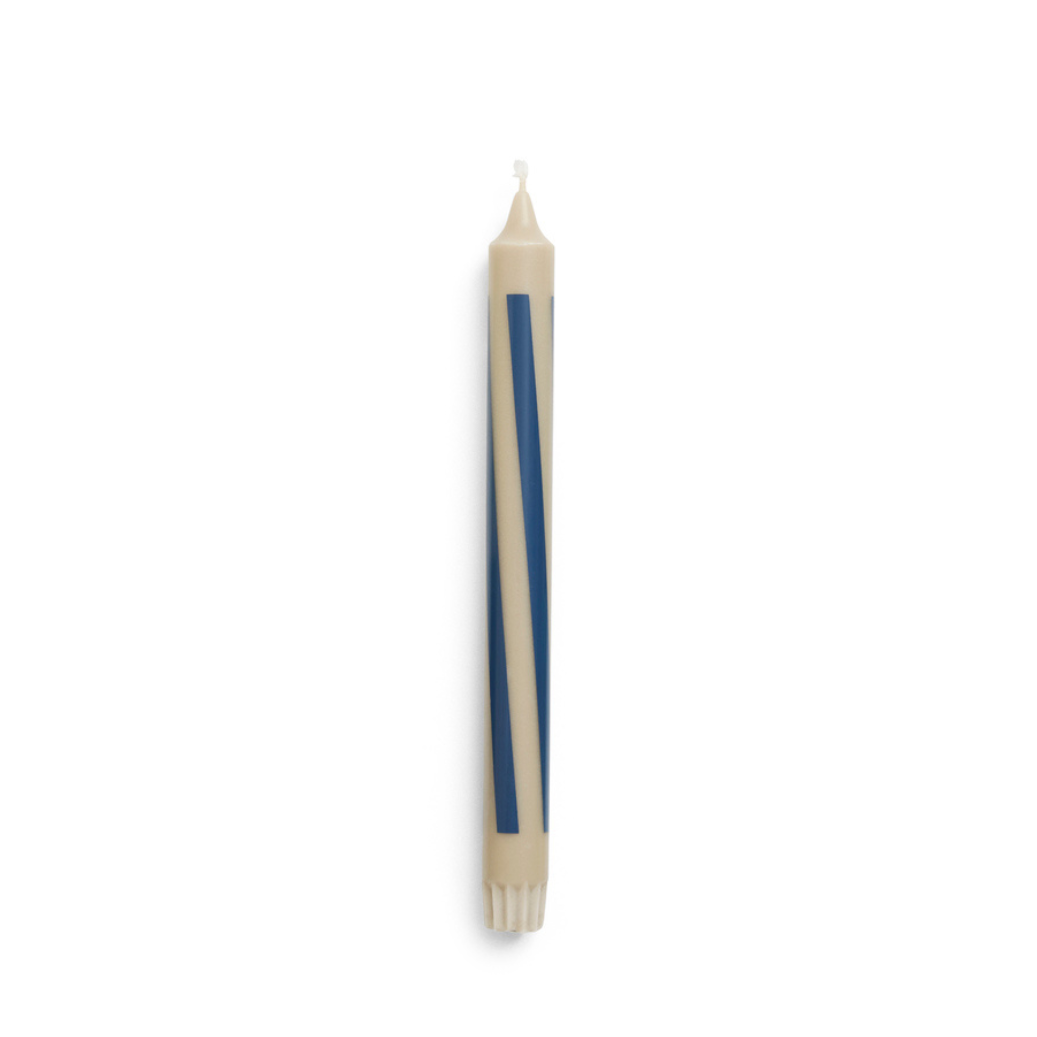 Een Hay Patroon Kaars Zand Donkerblauw van Hay, met gedurfde donkerblauwe diagonale strepen, staat verticaal tegen een witte achtergrond.