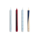 De Hay Patroon Kaarsen Blauw en Bordeaux 4 st. van Hay heeft vier rechtopstaande sierkaarsen, elk met een eigen ontwerp, in geschenkverpakking.