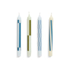 Hay Patroon Kaarsen Groen en Blauw 4 st. van Hay: vier kaarsen met unieke, geometrische patronen in groen en blauw op wit, voorzien van het Nordic Swan Ecolabel, gerangschikt op een witte ondergrond.