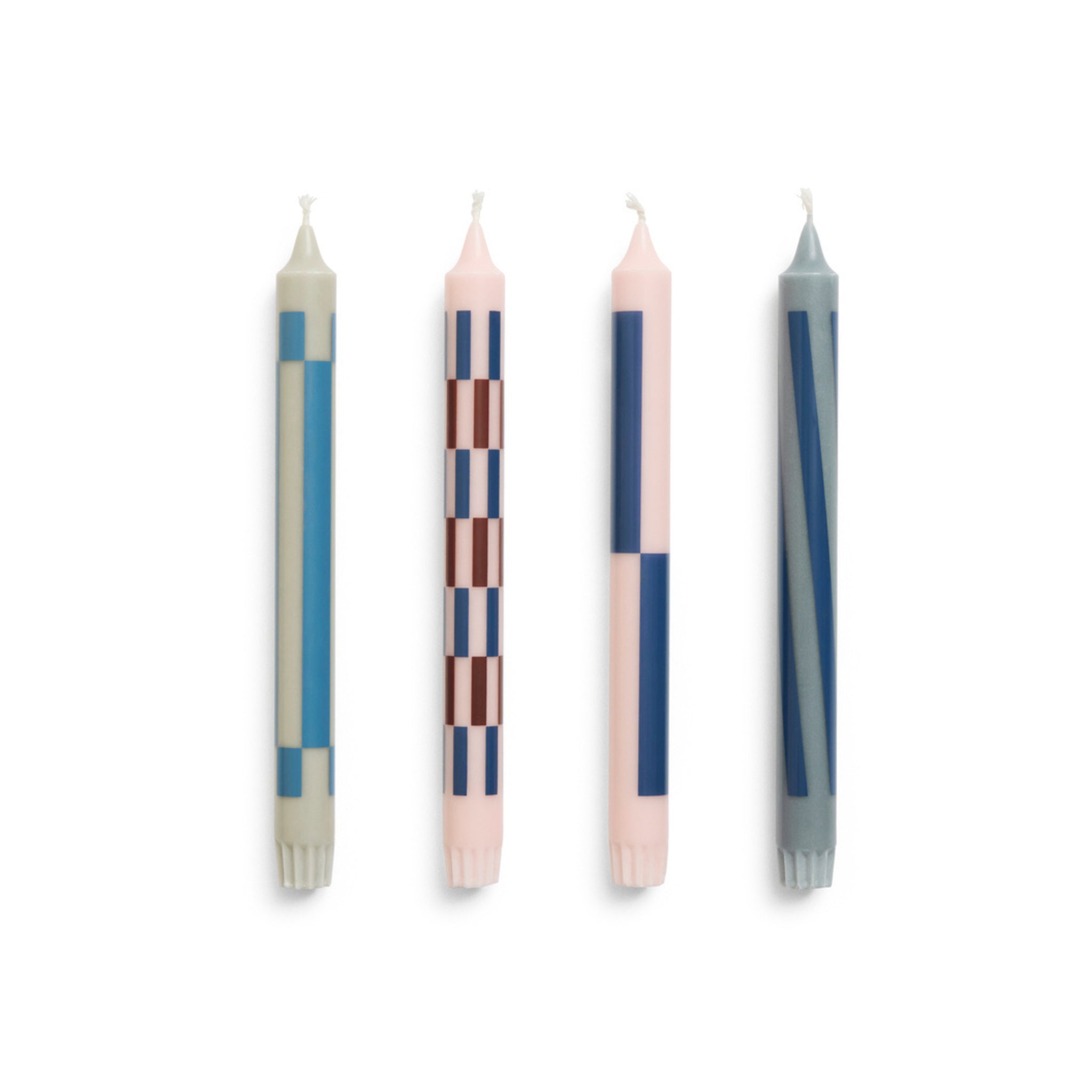 Set van 4 Hay Patroon Kaarsen Roze en Blauw met unieke geometrische patronen in pastelkleuren, ideaal voor Scandinavisch interieur of als cadeau. Merk: Hay.