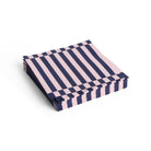 Hay Pattern Papieren Servetten Lichtroze Donkerblauw Streep 40/40 van Hay: een stapel vierkante papieren servetten met lichtroze en donkerblauwe verticale strepen op een frisse witte achtergrond.