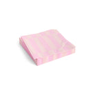 Een stapel Hay Pattern Papieren Servetten Lichtroze Roos 33/33 van Hay ligt netjes tegen een effen witte achtergrond.