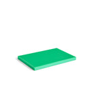 De Hay Slice Snijplank Groen 20/30, een rechthoekige groene polyethyleen snijplank van Hay, is geplaatst op een witte achtergrond.