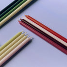 Bovenaanzicht van Hay Slim Kaarsen op een lila ondergrond, met rechts de set Roze en Rood: lichtroze, framboos, bordeaux en rood.