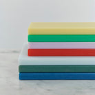 De Hay Slice Snijplank Donkerblauw 25/38 van Hay voegt een opvallend donkerblauw accent toe aan je keuken en combineert stijlvol design met praktisch gebruik op elk aanrecht.