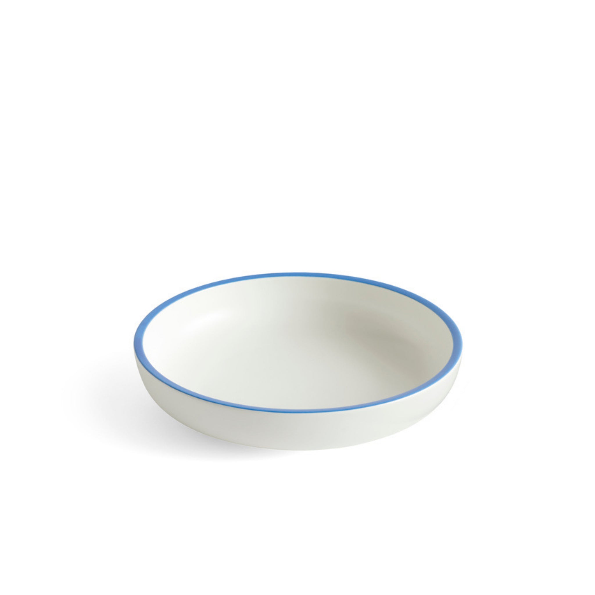 De Hay Sobremesa Serveerschaal Wit, Blauwe Rand D25 van Hay heeft een wit ovenbestendig porselein met een lichtblauwe rand, een combinatie van elegantie en functionaliteit. Afgebeeld op een effen witte achtergrond.