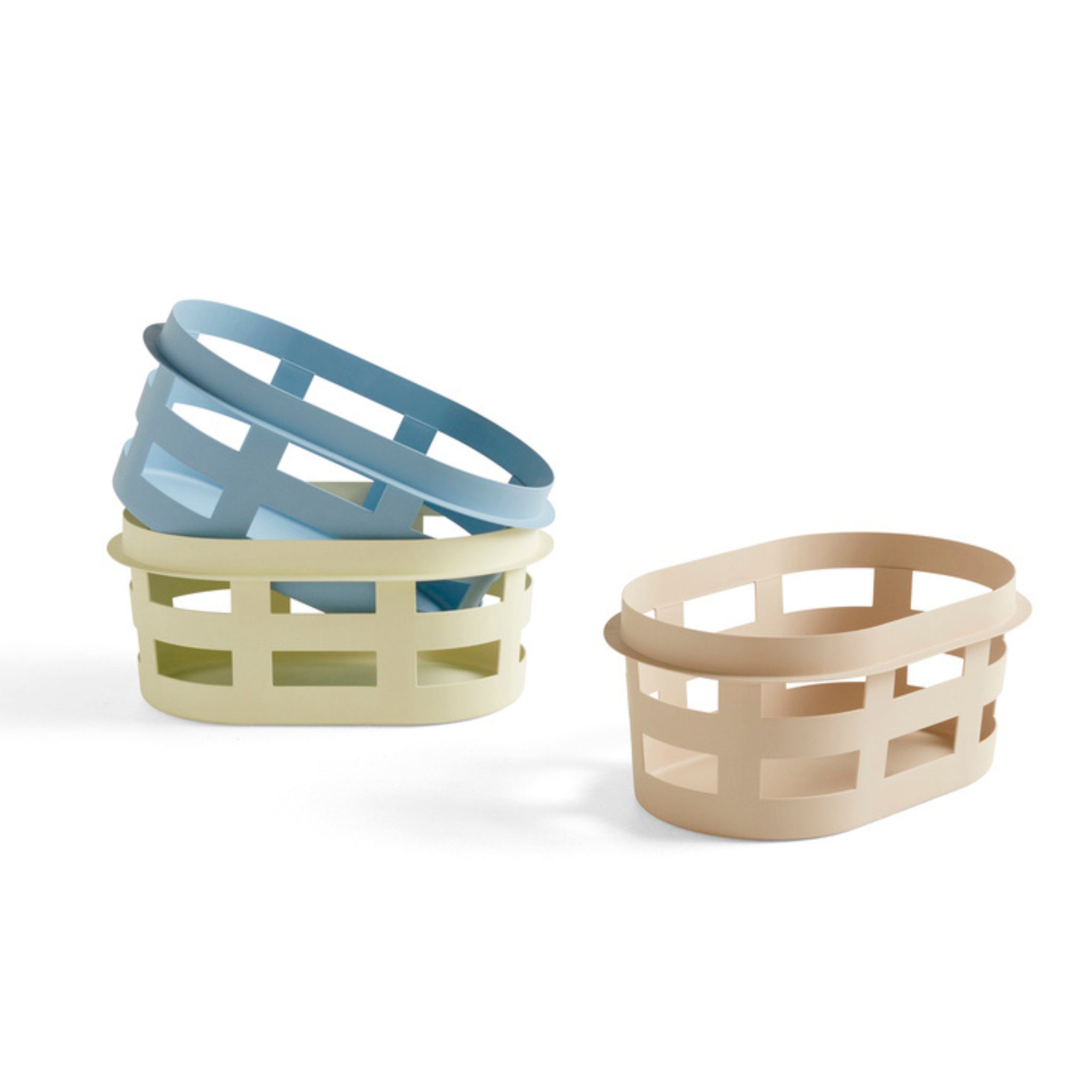 Drie pastelkleurige rechthoekige Hay manden, waaronder de Hay Wasmand Geel, zijn gestapeld met open rasterzijden. Hun charmante ontwerp van Hay steekt af tegen een effen witte achtergrond.