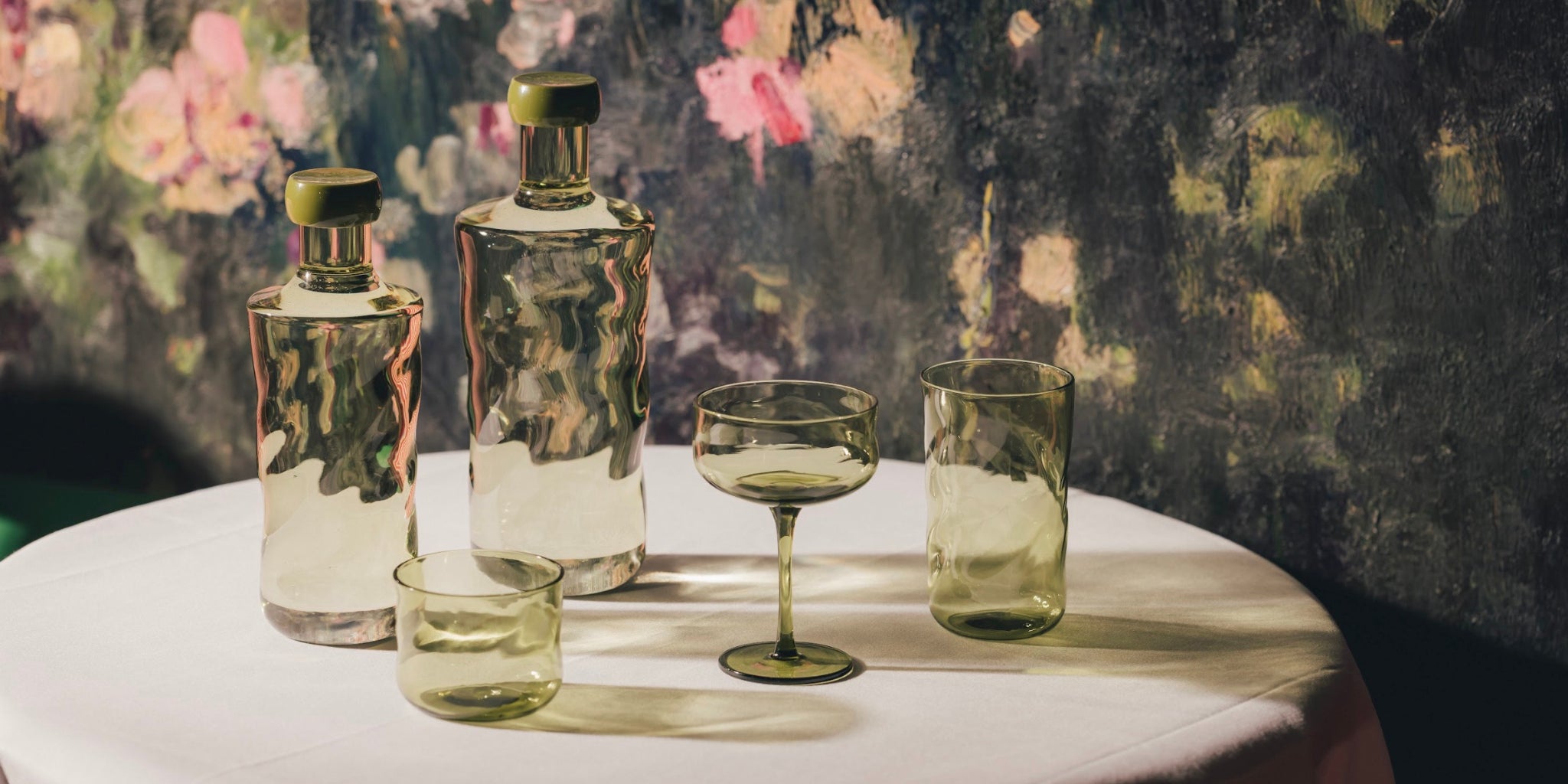 Paveau Swirl – elegante glazen fles met draaivormig design, gefotografeerd in zacht licht.