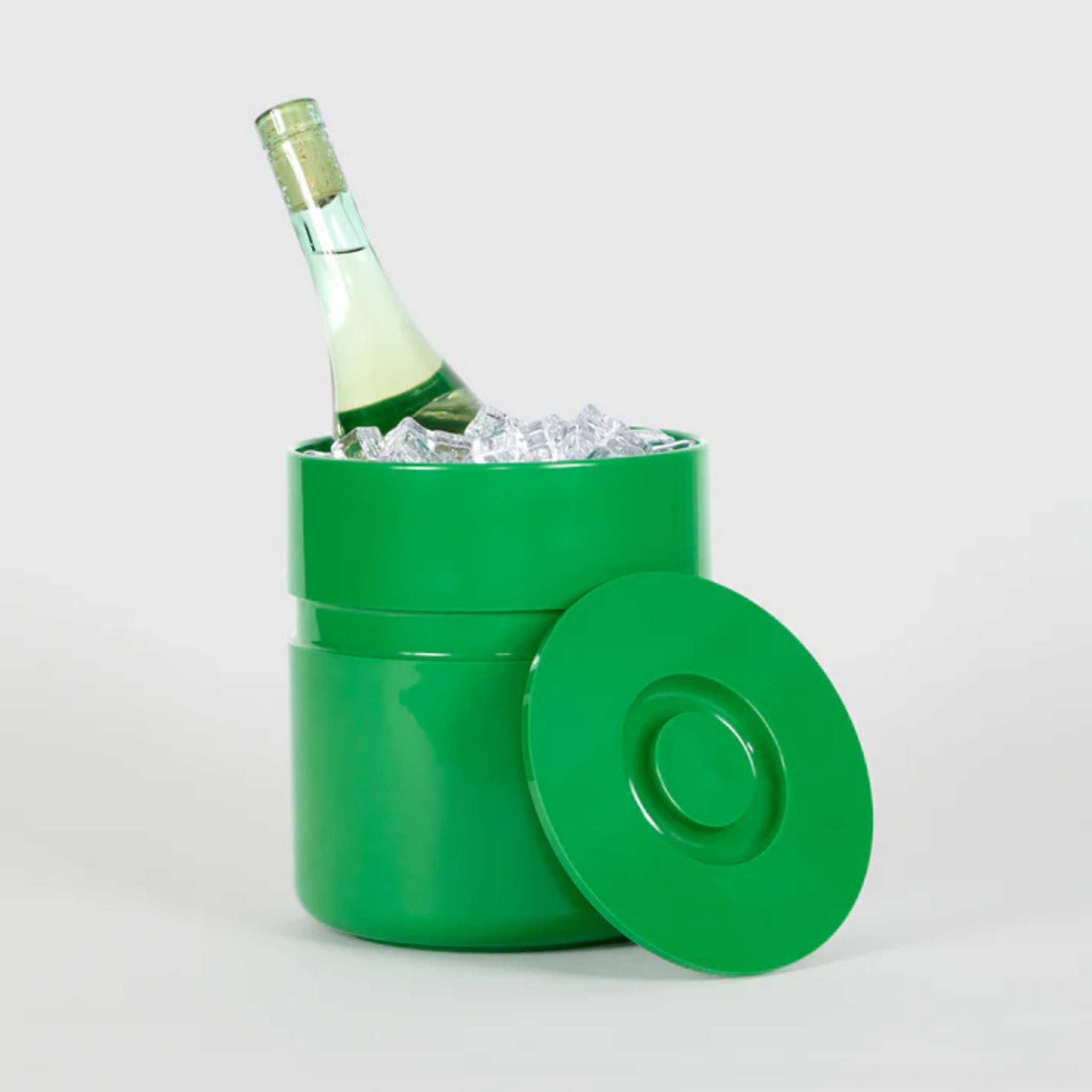 De Heller Asti Ijsemmer Groen houdt een fles witte wijn met ijs vast, terwijl het bijpassende groene deksel ernaast rust op een lichtgrijze achtergrond.