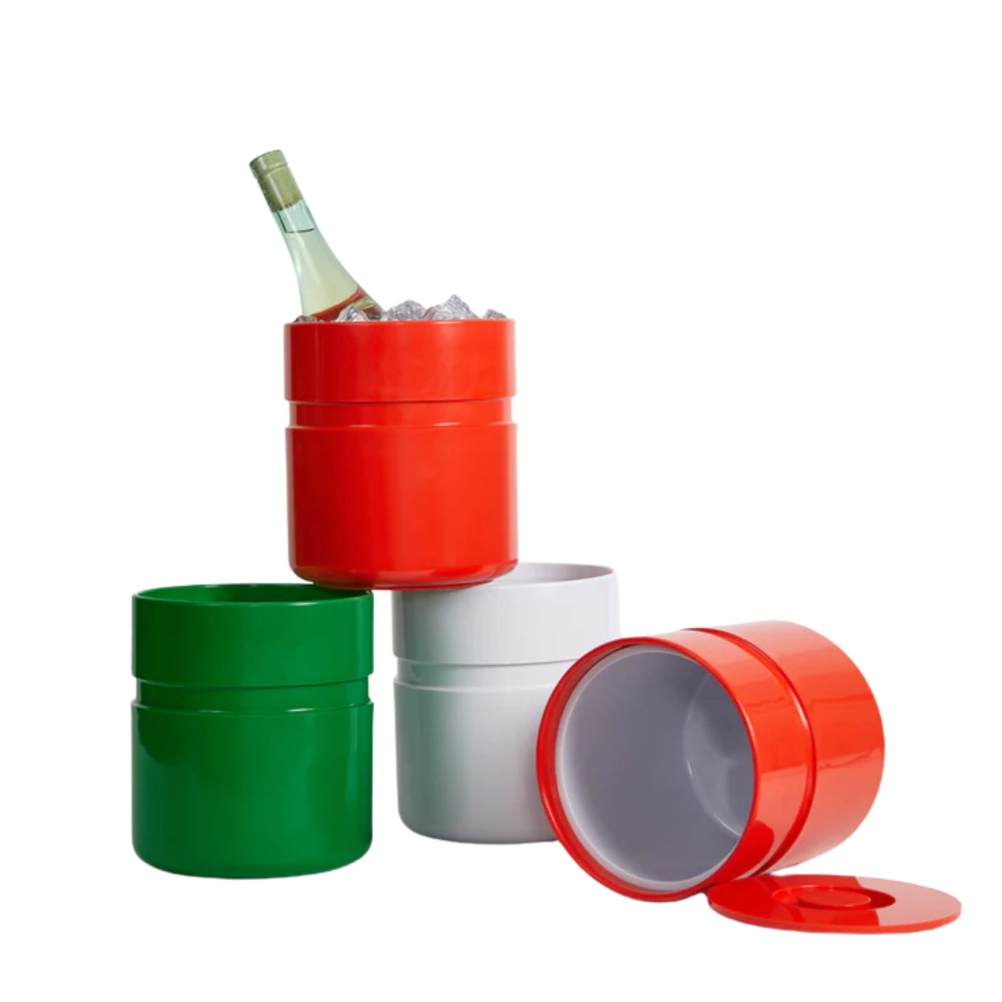 Drie cilindervormige Heller Asti Ijsemmer ijsemmers staan afgebeeld in rood, groen (Heller Asti Ijsemmer Groen) en wit. De rode emmer bevat een wijnfles en ijs, de andere zijn leeg; een rood deksel rust op de grond ernaast.