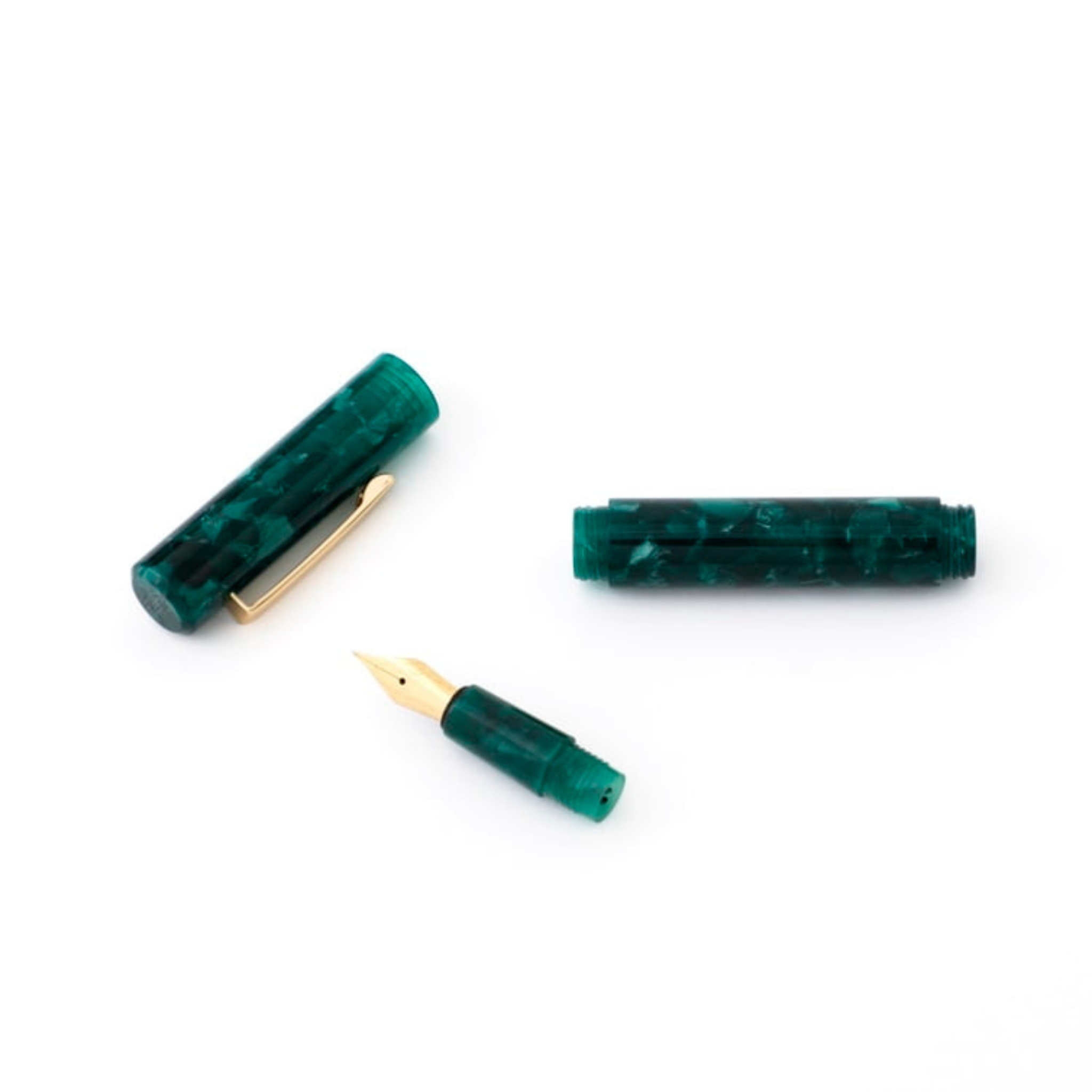 De Hightide Marmeren Vulpen Groen van Hightide is uit elkaar gehaald in drie delen - de dop met gouden clip, de houder en de gouden penpunt - en wordt weergegeven op een witte achtergrond.