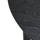 Close-up van de Hubsch Fjord Eettafel Essenhout Zwart D120, met zijn rijke donkere houtnerf en een stevige tafelpoot van Hubsch.