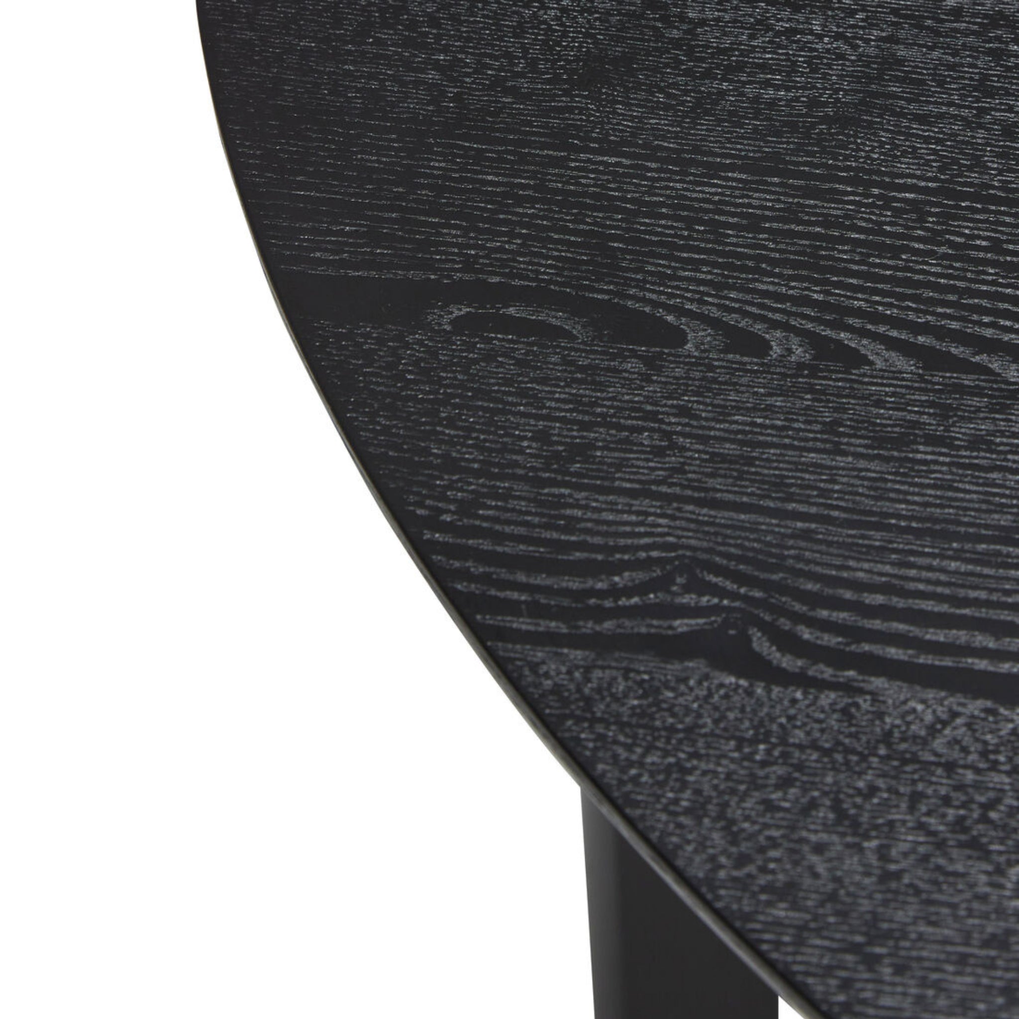 Close-up van de Hubsch Fjord Eettafel Essenhout Zwart D120, met zijn rijke donkere houtnerf en een stevige tafelpoot van Hubsch.