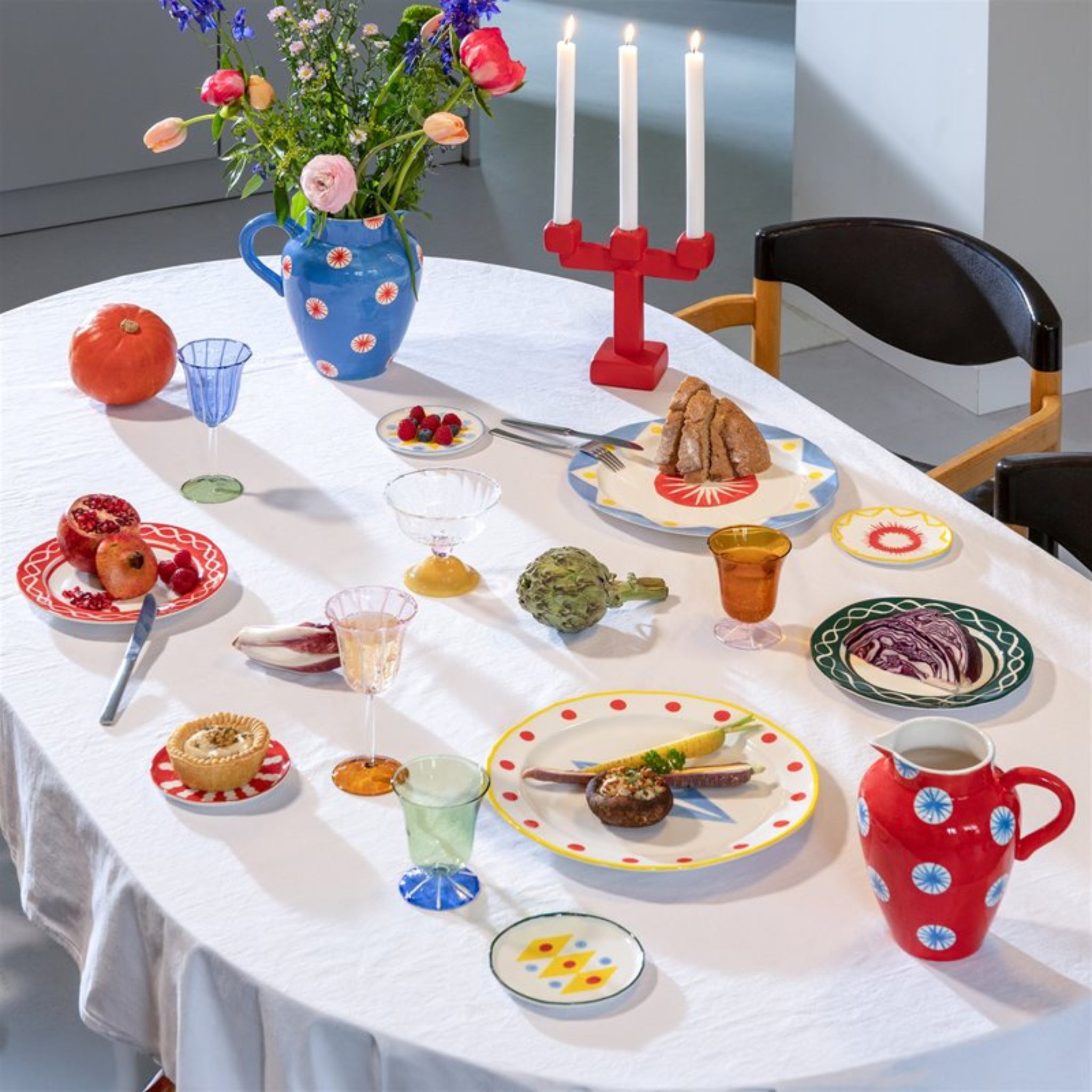 De &Klevering Festivo Borden D13 4 st. van &Klevering voegen kleur toe met handgeschilderde patronen, perfect voor een feestelijke tafel met assorti glazen, kaarsen, bloemen en heerlijk eten op een wit tafelkleed.