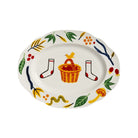 Het &Klevering Haines Schotel 35/26 is een ovaal porseleinen ontbijtbord met kleurrijke bladeren, bessen, sokken, een mandje met een vogel in het midden en gele paddenstoelen die charme toevoegen aan elke witte achtergrond.