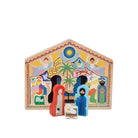 De &Klevering Kerststal Puzzel is een kleurrijke houten kerststal met geïllustreerde figuren - Maria, Jozef, kindje Jezus, dieren en engelen - in een versierde stal met palmbomen en ster. Een charmante vakantieset van &Klevering.