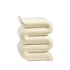 De &Klevering Whip Pillar Bijzettafeltje Gebroken Wit heeft een crèmekleurige afwerking, een glanzende look en een zigzagontwerp, waardoor deze &Klevering bijzettafel een sculpturaal accent vormt tegen een witte achtergrond.