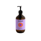 De bruine pompflacon van Matriks Fragrances Hand & Body Wash Amber & Patchouli 490 ml biedt een luxe veganistische reiniging, met een paars cirkelvormig ontwerp en elegant merk op een witte achtergrond.