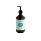 De bruine pompflacon van Matriks Fragrances Hand & Body Wash Cedar & Mint 490 ml heeft een lichtgroen etiket met blauwe cirkels, veganistische details en wordt weergegeven tegen een witte achtergrond.