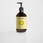 Een bruine pompflacon van Matriks Fragrances Hand & Body Wash Ginger & Cardamom 490 ml rust op wit marmer. Deze vegan body wash van Matriks Fragrances heeft unieke geuren tegen een lichte achtergrond.