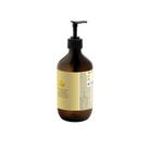 Een bruine pompflacon van Matriks Fragrances Hand & Body Wash Ginger & Cardamom 490 ml met een geel etiket, gedeeltelijk gedraaid om wat tekst en symbolen te laten zien, staat tegen een witte achtergrond. Door deze veganistische wassing is het etiket gedeeltelijk zichtbaar maar niet volledig leesbaar.
