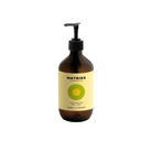 Een bruine pompflacon van Matriks Fragrances Hand & Body Wash Ginger & Cardamom 490 ml, met een geel etiket en groene cirkel, is afgebeeld op een witte achtergrond.