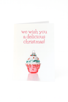 De Matriks Kerstkaart We Wish You a Delicious Christmas! van Matriks heeft een uniek ornament met daarop een cupcake met wit glazuur en rode hagelslag. De feestelijke rode tekst erboven luidt: "We wish you a delicious Christmas!.