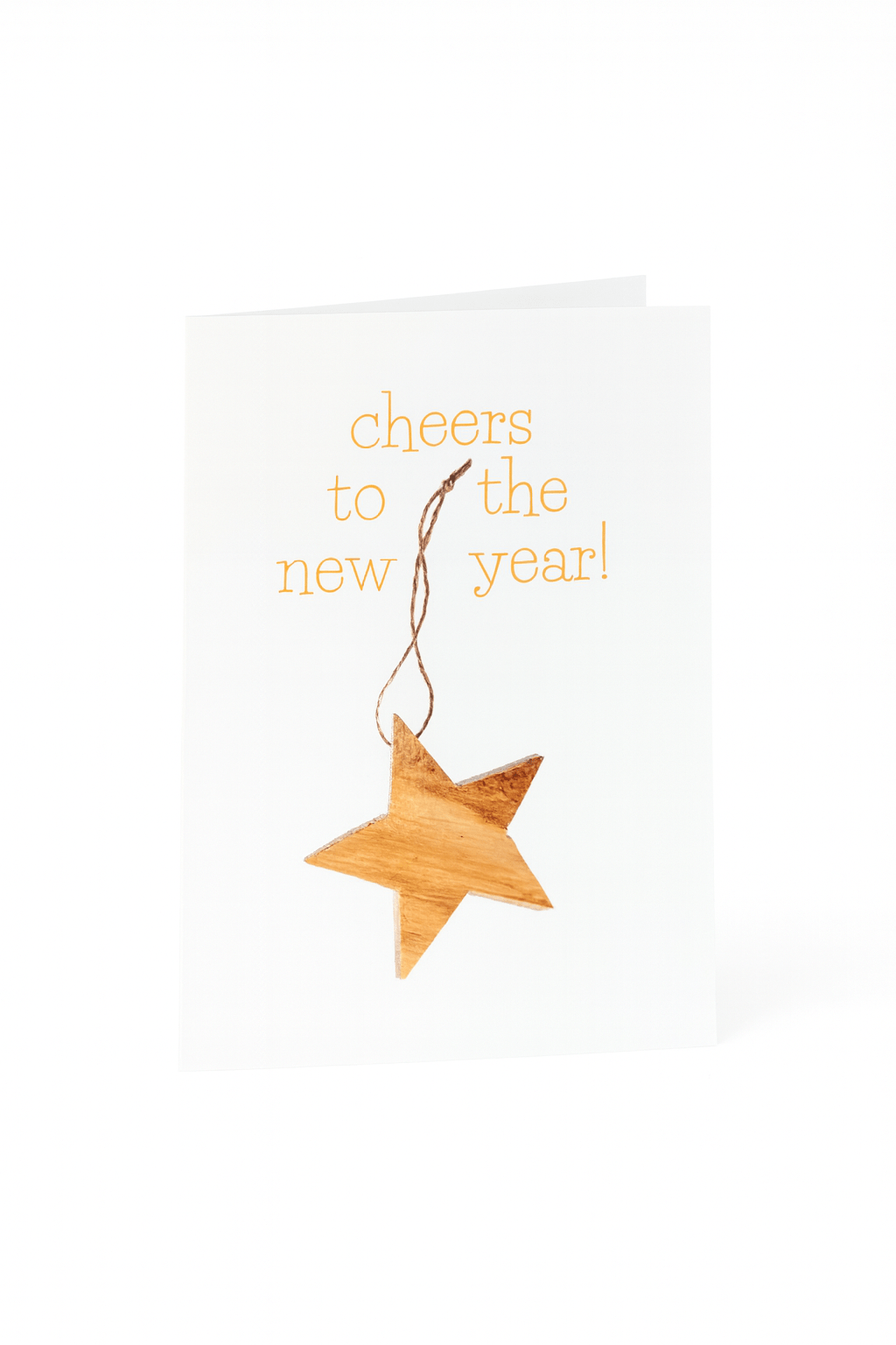 Stuur feestelijke wensen met de Matriks Nieuwjaarskaart Cheers to the New Year! kaart, met een uniek kerstbal houten ster ornament en "cheers to the new year!" in geel op een witte achtergrond.