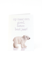 De Matriks Nieuwjaarskaart Op Naar een Goed, Beter, Best Jaar! van het merk Matriks toont een unieke kerstbal en kleine ijsbeer op witte achtergrond met de tekst "op naar een goed, beter, best jaar!.
