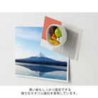 Een foto van de berg Fuji bij een meer is bevestigd op een wit vlak met een Midori Miniatuur Magneet. Daarnaast staan een schaaltje dat lijkt op de Midori Miniatuur Magneet Anmitsu en een roodgestreepte kaart, met Japanse tekst onder de afbeelding.