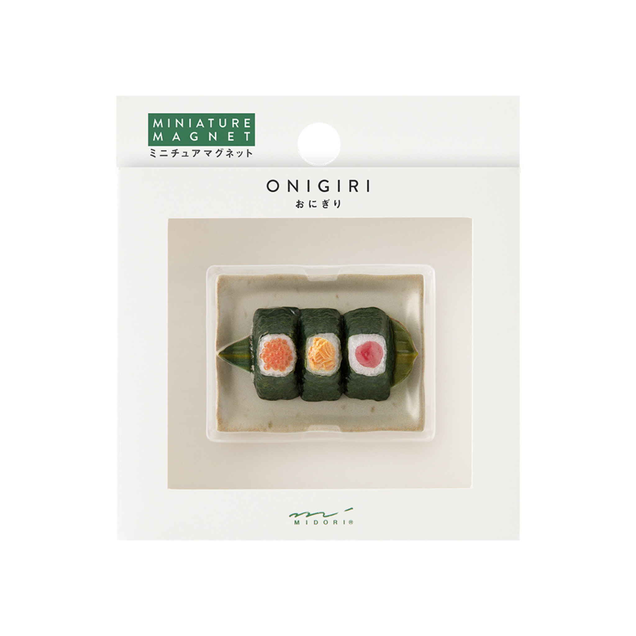 De Midori Miniatuur Magneet Onigiri set van Midori heeft drie magneetjes in de vorm van een sushirol met kleurrijke vullingen, uitgestald op een dienblad en gelabeld ONIGIRI-perfect als opvallende koelkast magneet.
