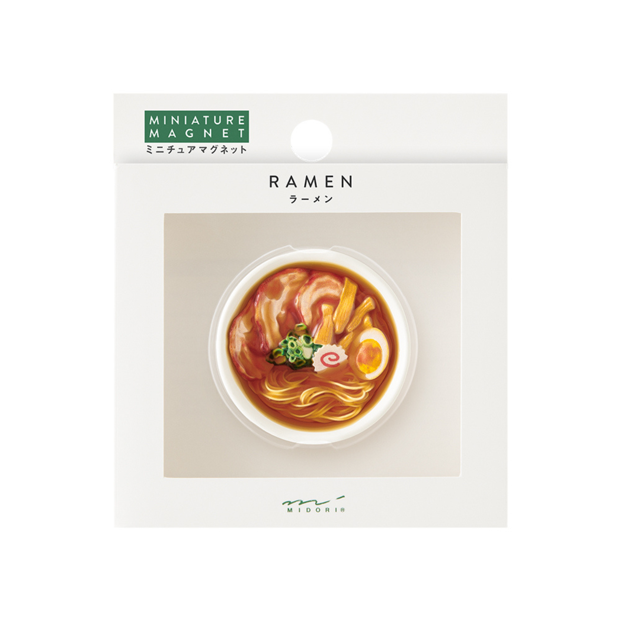 De Midori Miniatuur Magneet Ramen van Midori heeft een ramen bowl met gesneden vlees, ei, narutomaki en groene uien op een witte verpakking met het label "RAMEN"- een must-have Japanse keuken magneet!.