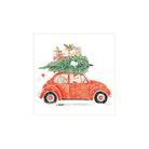 Feestelijke illustratie van een rode oldtimer die een kerstboom en cadeaus vervoert door lichte sneeuwval. Deze PPD Papieren Servetten Christmas Delivery 33/33 (33 × 33 cm) zijn perfect voor de feestdagen en voegen eigenzinnigheid toe aan je tafeldecoratie.