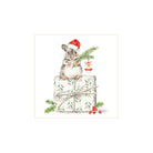 Een schattige grijze muis met kerstmuts houdt een dennentak met een ornament vast, zittend op een cadeau dat is ingepakt met groene bladeren en touw. Rode bessen, dennentakken en PPD Papieren Servetten Kerst Fridolin 33/33 gemaakt van FSC-papier zijn in de buurt.