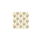 De PPD Papieren Servetten Golden Leaves 25/25 hebben een bladgoud en geometrisch patroon op wit, zijn 25×25 cm groot, zijn gemaakt van 3-laags FSC-papier en liggen netjes in een raster.