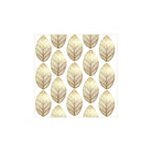 PPD's Papieren Servetten Golden Leaves 33/33 hebben gouden geometrische bladeren in rijen op een witte achtergrond - perfect voor herfst tafeldecoratie. Het gestileerde, symmetrische aderontwerp voegt een elegant detail toe aan elke herfsttafeldecoratie.