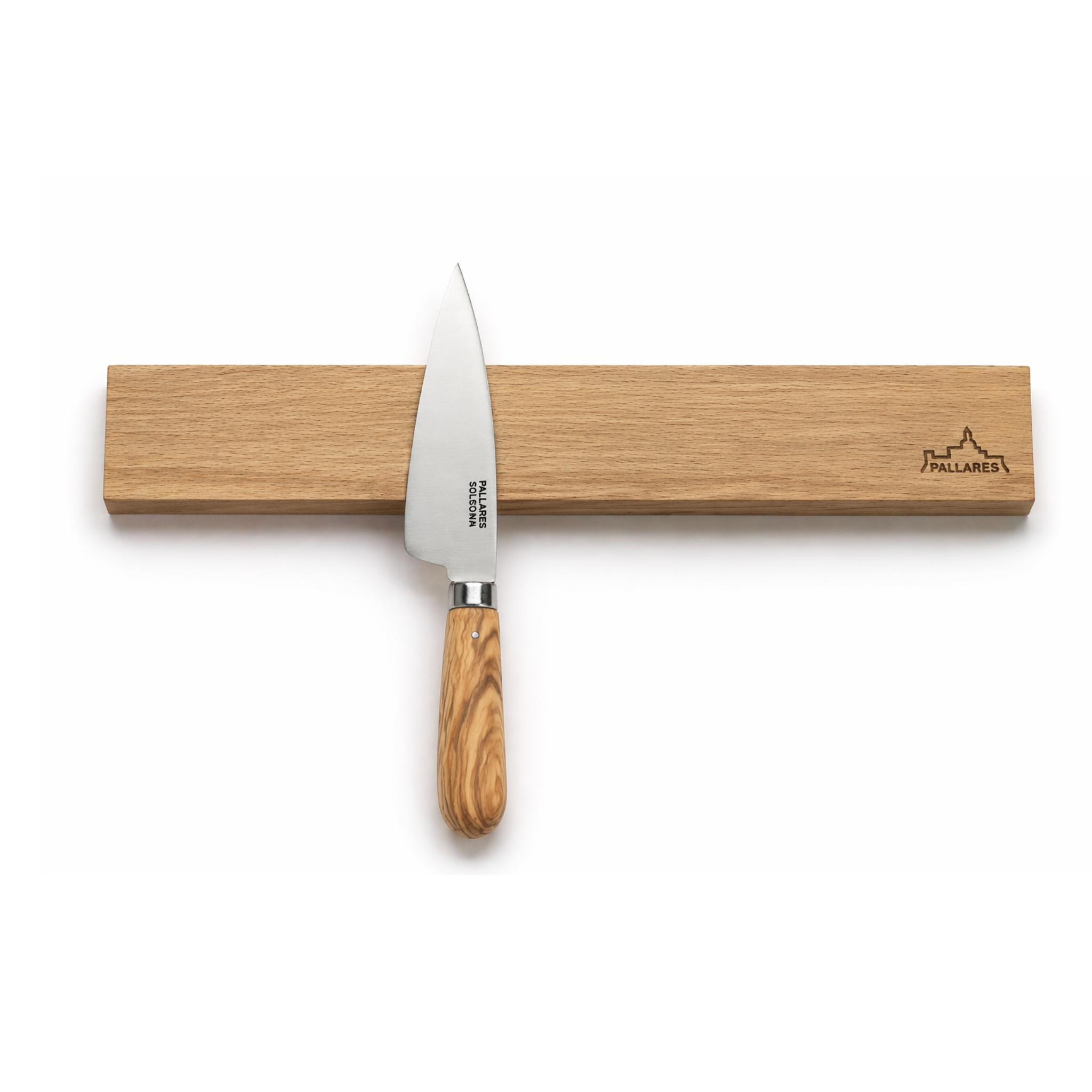 Een klein keukenmes met een houten handvat rust met het lemmet naar beneden op de Pallares Solsona Magnetische Messenhouder Beukenhout 45 cm, met het Pallares Solsona logo in de rechterbovenhoek.