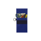Geopende blauwe Penco Carry Tite 2-Way portefeuille met kleine spullen
