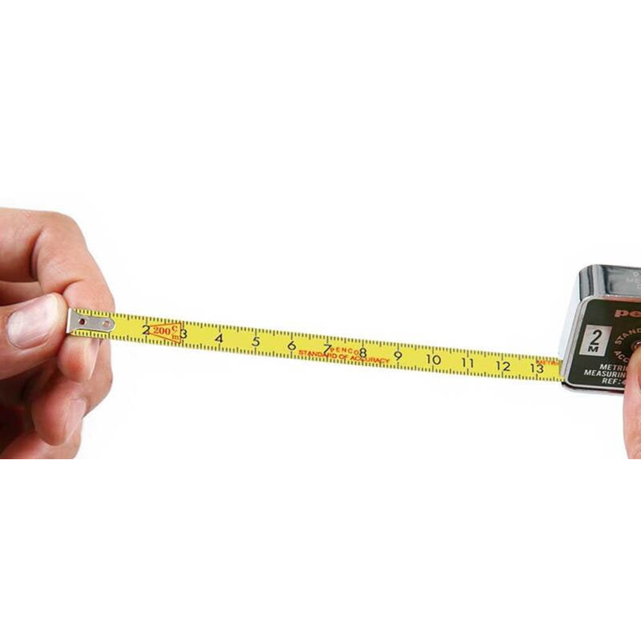 Een close-up van twee handen die de Penco Compacte Rolmaat Zwart vasthouden en uitschuiven, met centimeter- en inch-markeringen op het geelpluis dat van de zwarte en zilveren rolmaat van Penco is getrokken - ideaal voor nauwkeurige metingen.