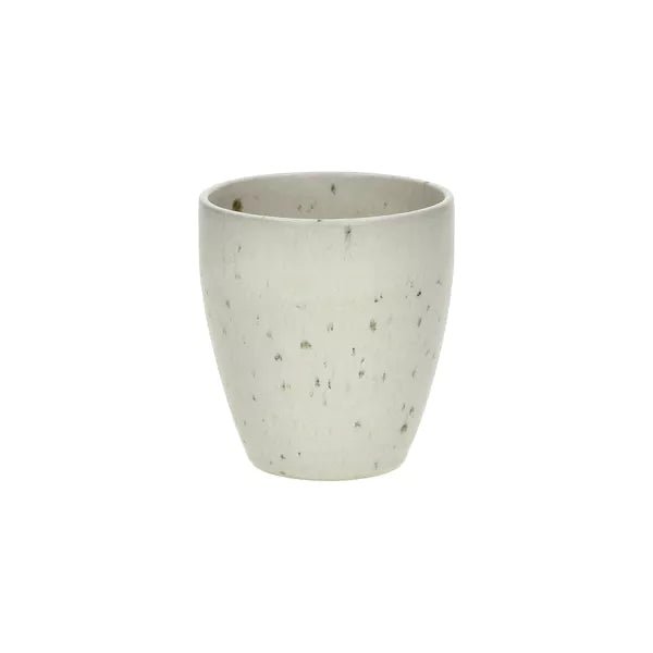 De Pomax Bosque Beker Wit H10 van Pomax is een kleine, ronde, lichtgrijze beker van keramiek met een matte afwerking en subtiel gespikkeld patroon, afgebeeld tegen een effen witte achtergrond.