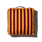 De Puebco Draagbaar Kussen Strepen Bordeaux x Mosterd is een vierkant kussen met een bovenhandgreep, afgebeeld op een witte achtergrond met een schaduw naar rechts. Het biedt extra zitcomfort.