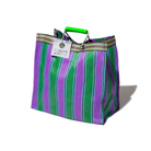 De Puebco Gerecycleerde Tas Strepen Groen Paars Vierkant, een grote gerecycleerde tas met groene en paarse strepen, groene hengsels en een wit label (503172), wordt getoond tegen een effen witte achtergrond.