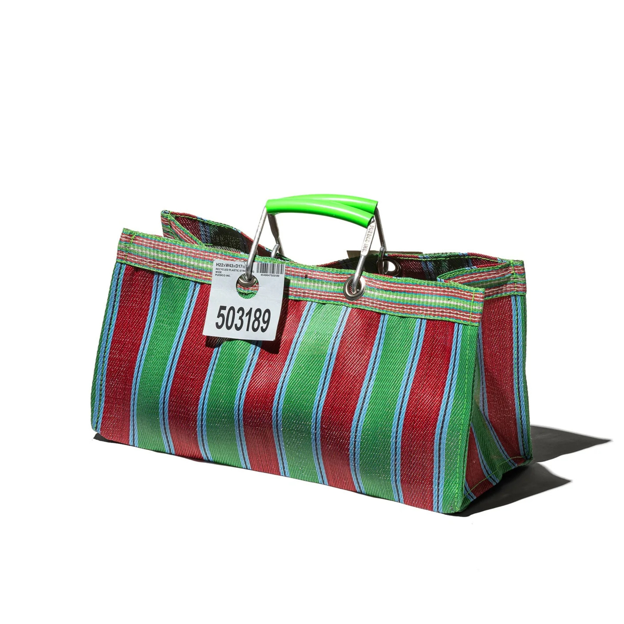 De Puebco Gerecycleerde Tas Strepen Groen Rood Breed is een grote, rechthoekige gerecycleerde tas met rode, groene en blauwe verticale strepen, groene hengsels en een wit label met het label 503189, afgebeeld op een witte achtergrond met schaduw.