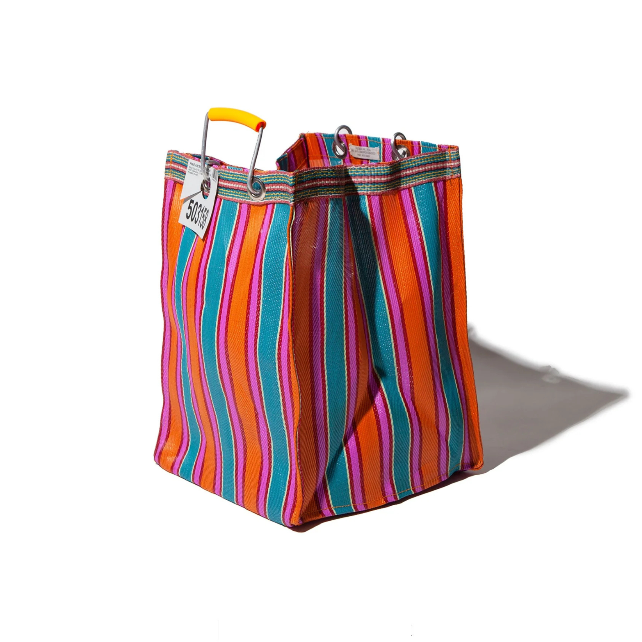 De Puebco Gerecycleerde Tas Strepen Oranje Roze D26 heeft kleurrijke strepen, metalen zeilringen en een geel handvat - een levendige gerecyclede tas van Puebco op een witte achtergrond.